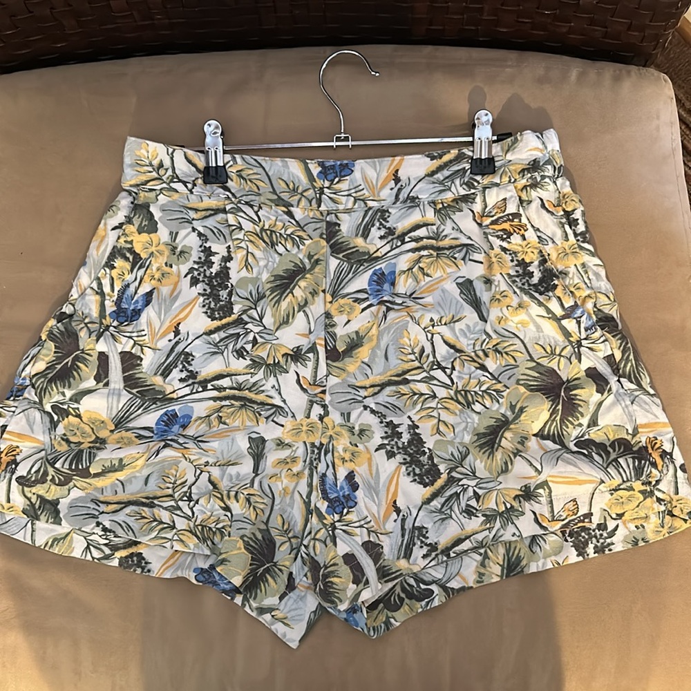 Abercrombie knit tropical print shorts. Pockets and elastic-backed waist